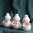 花瓶 白磁 陶器 手作り ハンドメイド 小型 ミニ 立体花装飾 お花モチーフ 卓上 置物 オブジェ インテリア雑貨 リビング 玄関 飾り モダン シンプルデザイ...