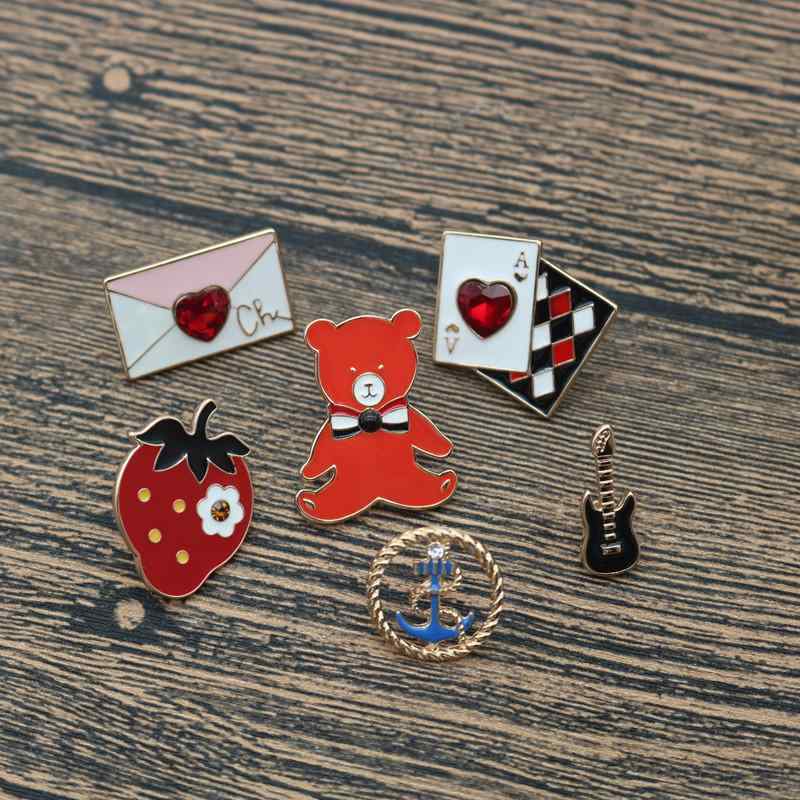ブローチ レディース 夏 エナメル イカリ イチゴ トランプ 封筒 バイオリン ギター クマ 幾何学モチー..