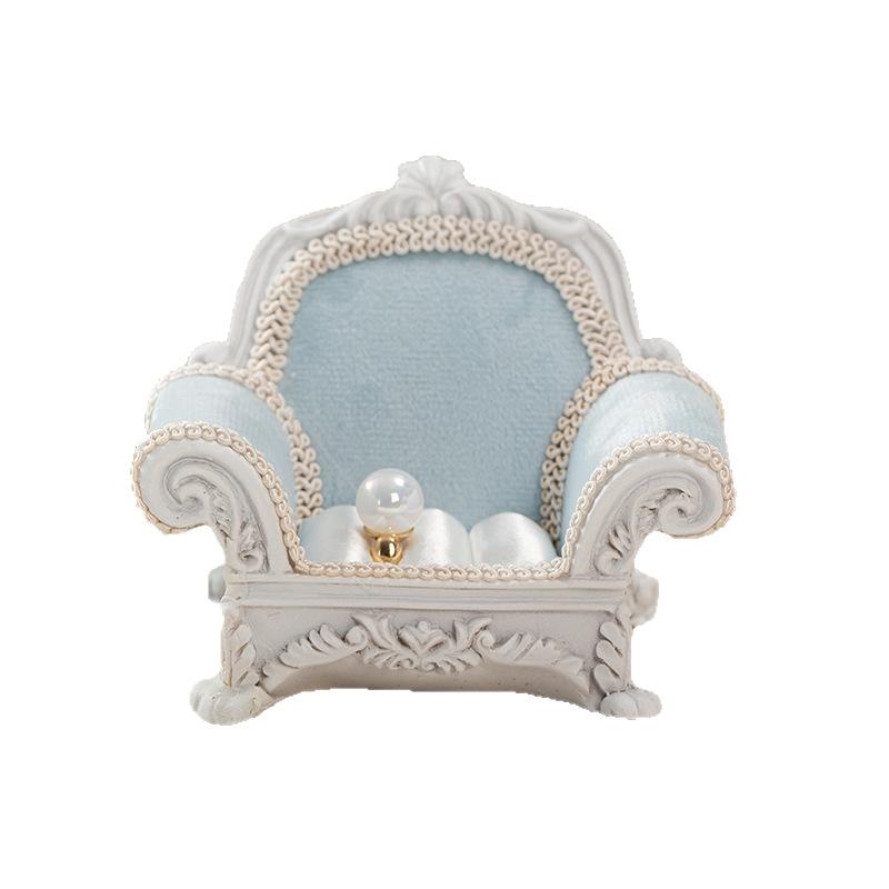 ジュエリー アクセサリー スタンド ソファ型 ディスプレイ ドール 人形 フィギュア 置き物 イヤリング ピアス 指輪 リング ネックレス 収納 樹脂製 レジン...