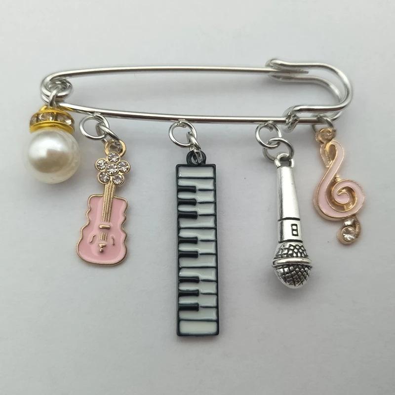 ブローチ 男女兼用 楽器モチーフ 音符 音楽デザイン ギター フルート バイオリン マイク ペンダント ピン アクセサリー 合金製 個性的 おしゃれ 普段使い ブラック グリーン ピンク