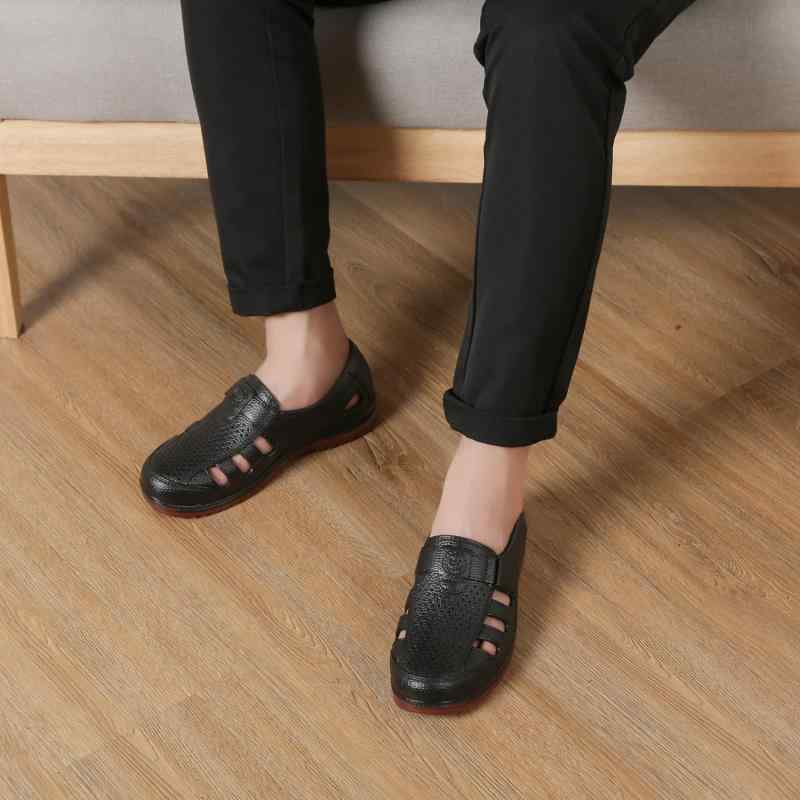 ・カテゴリ: サンダル・スタイル: カジュアル・デザイン: クローズドトゥ・対象性別: 男性・対象年齢層: 大人用・アッパー素材: PVC・インナー素材: PVC・インソール素材: 合成皮革（PVC）・靴底素材: PVC・靴底製法: インジェクションモールディング・つま先形状: ラウンドトゥ・ヒール高さ: 1.5cm〜3.5cm・ヒール形状: 円形・着用方法: スリッポン・機能: 滑り止め・柄: 無地・厚み: 約2.5cm・重さ: 約620g・適合シーズン: 春、夏、秋・サイズ展開: 39、40、41、42、43、44