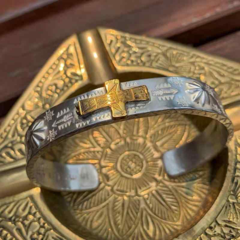 楽天Grams楽天市場店バングル ブレスレット 男女兼用 マヤ神話 アイモチーフ ドット柄 トライバル トーテム柄 開口式 シルバーコーティング レトロカラー 幾何学 エスニック ボヘミアン アンティーク