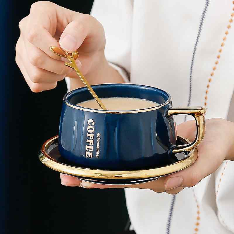 コーヒーカップ マグカップ ペア 男女兼用 陶器 セラミック スプーン付き セット 家庭用 自宅用 オフィス用 職場用 アフタヌーンティー ティータイム 朝食 モーニング モダン シンプル 白 青 緑 黒