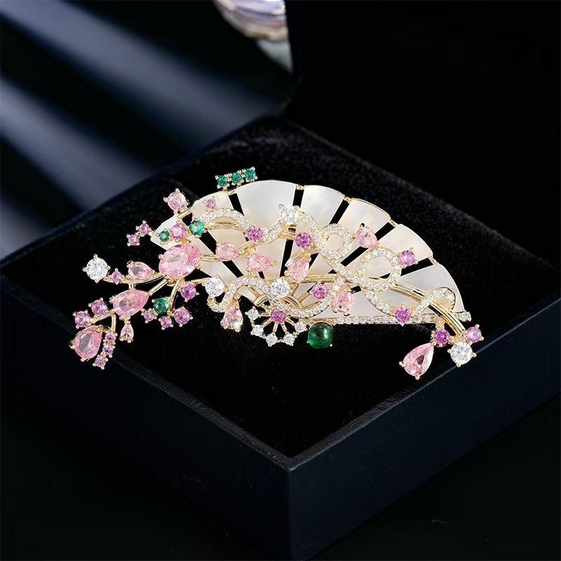 ブローチ レディース エレガント 上品 レトロ ヴィンテージ 中華風 扇子 扇型 パール 真珠 合金製 コサージュ 胸飾り コート チャイナドレス 和装 着物 ...