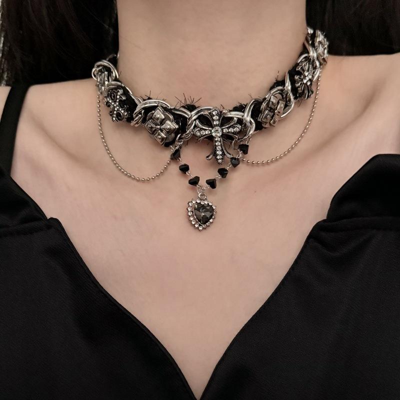 ネックレス レディース 十字架 ハート ラインストーン ペンダント 合金製 多層 鎖骨ネックレス ライトラグジュアリー 凝った作り 高級感 スウィート＆クール ユニーク 個性的