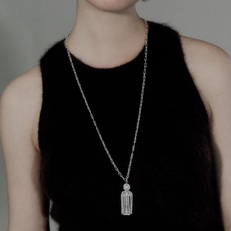 ネックレス レディース クール 落ち着いた雰囲気 人型モチーフ 胡椒塩模様 真鍮 厚銀メッキ ショートネ..