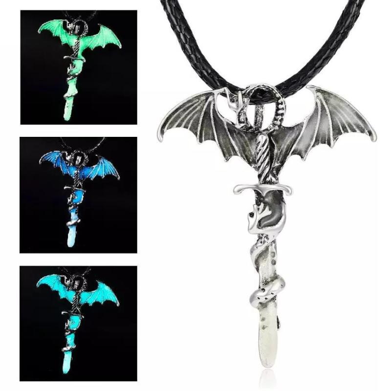 ネックレス 男女兼用 ドラゴン 飛龍 ソード 宝剣 ロング 蓄光 夜光 ルミナス ペンダント 欧米 ヴィンテージ レトロデザイン 合金 皮紐 首飾り アンティークシルバー 青色発光 緑色発光 ブルーグリーン発光 お洒落 ファッション