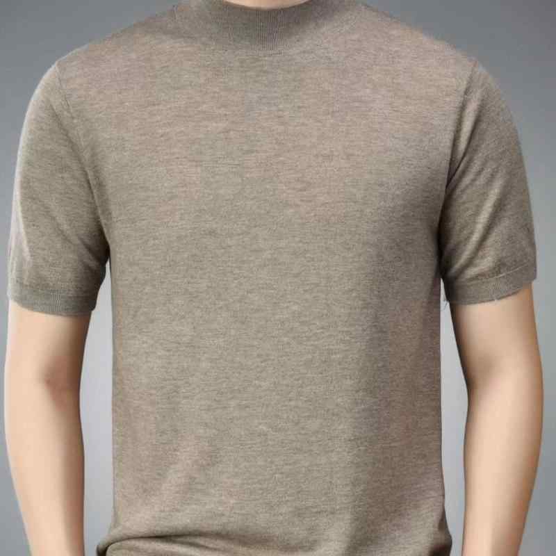 ・カテゴリ: ニット・スタイル: プルオーバー・フィット: ストレート・ネックライン: ハイネック・厚さ: 薄手・テイスト: シンプル・主な素材: ウール100%・機能: 通気性・対象: ミドル層・対象性別: メンズ・カラー展開: オートミール、ブラック、ダークブラウン、ダークグレー、カーキグリーン、インクパープル・サイズ展開: L、XL、XXL、XXXL