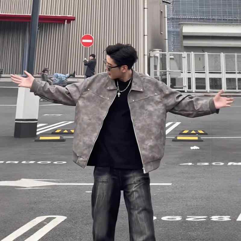 ・スタイル: レトロ・着丈: ショート丈 (約40cm〜50cm)・シルエット: ルーズフィット・ネックライン: 襟付き・フロント開閉: ジッパー・裏地素材: ポリエステル・シーン: カジュアル・加工: ノーアイロン加工・デザイン詳細: ボタン装飾・ポケット: サイドポケット・裾デザイン: ストレートヘム・カラー展開: ダークグレー、ブラウン、ピンク、ブラック、ホワイト、アプリコット、グリーン、パープル、グレー、チャコールグレー、レッド・サイズ展開: M、L、XL、XXL、XXXL・対象年齢: 大人・性別: メンズ・カテゴリ: レザージャケット・素材: PUレザー