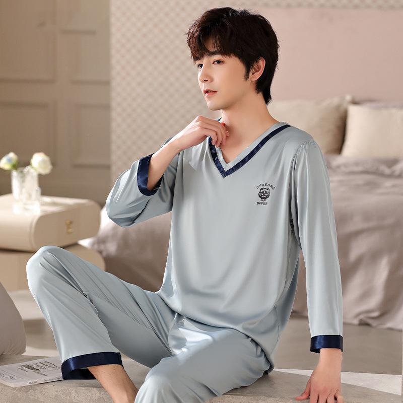 ・カテゴリ: パジャマセットアップ・主な素材: フェイクシルク（ポリエステル95%以上）・厚さ: 薄手・襟元: Vネック・袖丈: 長袖・パンツ丈: フルレングス・機能: 通気性、伸縮性、快適、外出可能・対象: 若年男性・着用シーン: ルームウェア・カラー展開: シルバーグレー、ネイビー、ダークグレー・サイズ展開: L、XL、XXL、XXXL・スタイル: 高級感