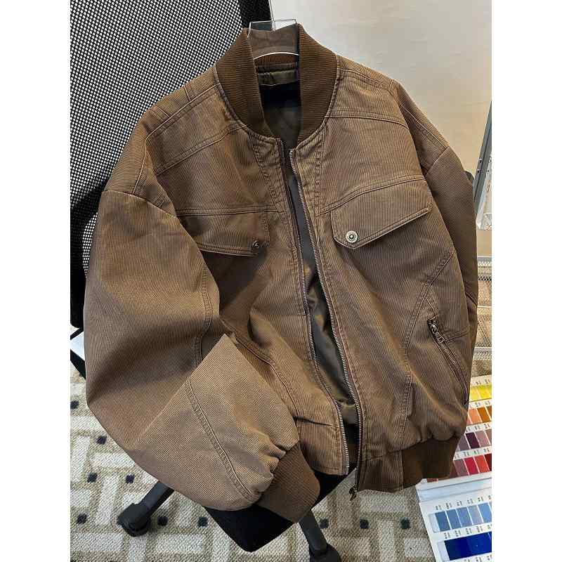 ・カテゴリ: ジャケット・スタイル: カジュアル、アーバン・対象: 男性・主な素材: 綿混紡（ポリエステル30%）・裏地素材: ポリエステル・ネックライン: ノーカラー・袖丈: 長袖・袖口: リブ袖・フィット: ルーズフィット・着丈: 普通丈・厚さ: 薄手・留め具: ファスナー・柄: 無地・デザイン: リベット装飾・裾デザイン: リブ裾・加工: ウォッシュ加工・ポケット: サイドシームポケット・着用方法: アウター・着用シーン: 旅行・カラー展開: ブラック、ブラウン・サイズ展開: S、M、L、XL、XXL