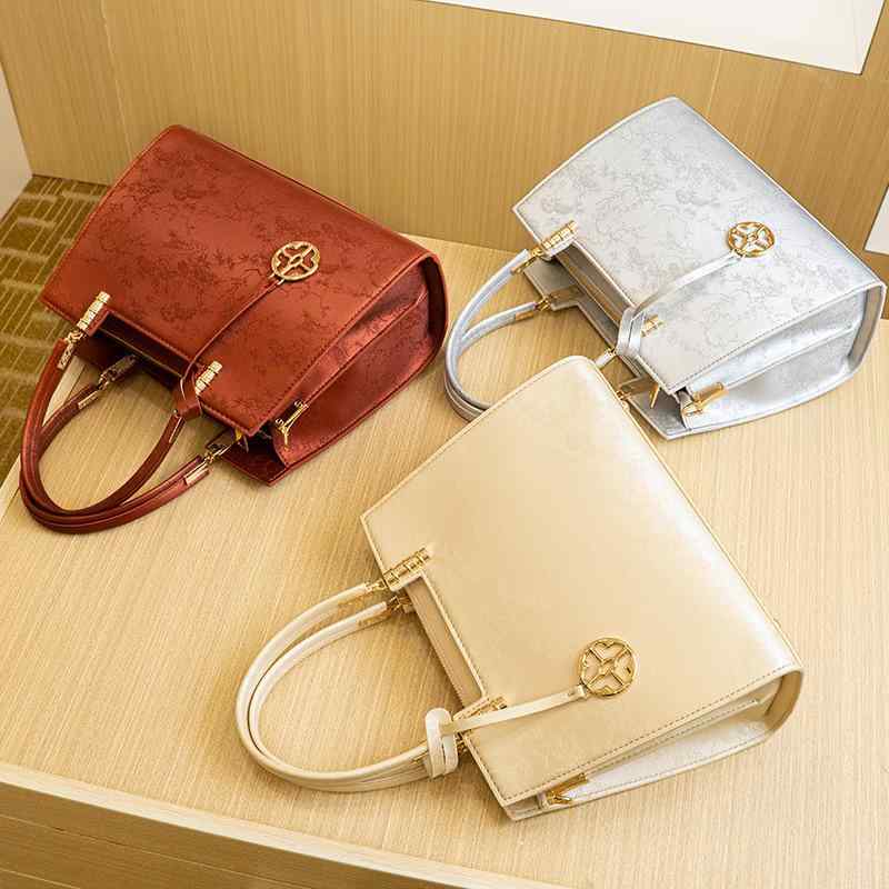 バッグ レディース ミセス モダンチャイニーズスタイル 刺繍 チャイナ風 ハンドバッグ 手提げ鞄 お母さん向け 合成皮革 PUレザー トートバッグ 横型スクエア ファスナー開閉 内ポケット 携帯電話ポケット 普段使い 日常使い ホワイト レッド