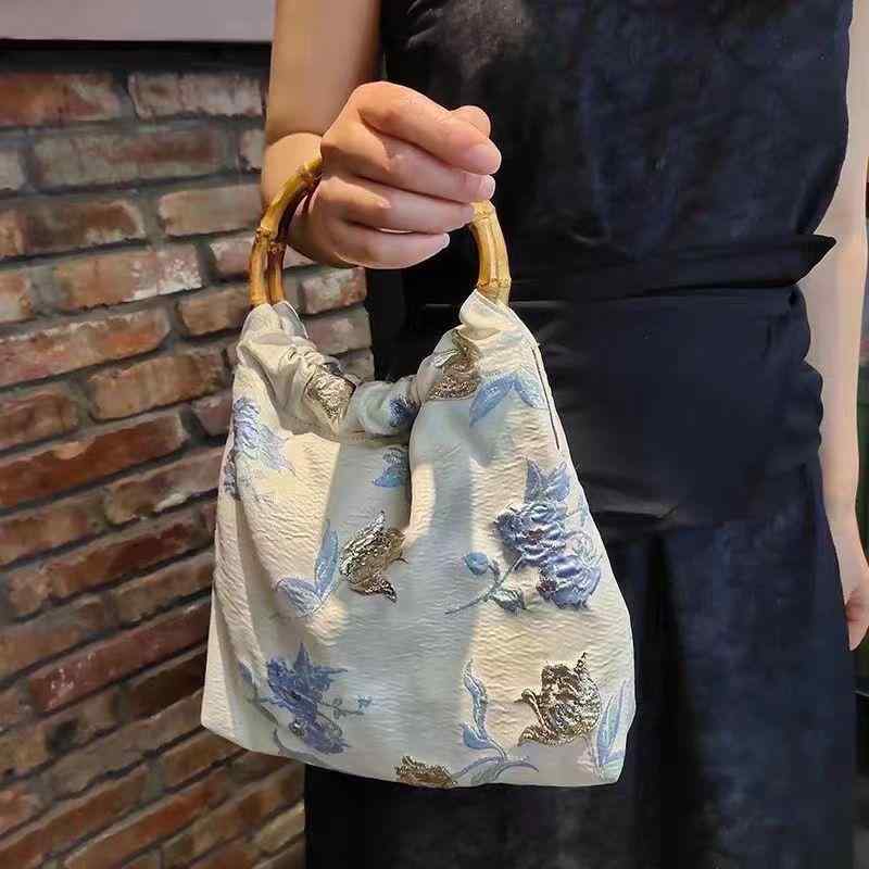 手提げバッグ 新中華風 オリエンタル レトロ ヴィンテージ 竹持ち手 華やか 金糸 浮き彫り エンボス 花柄 高級感 上品 精巧 ポリエステル 裏地キャンバス 丸型 マグネット開閉 デイリーユース