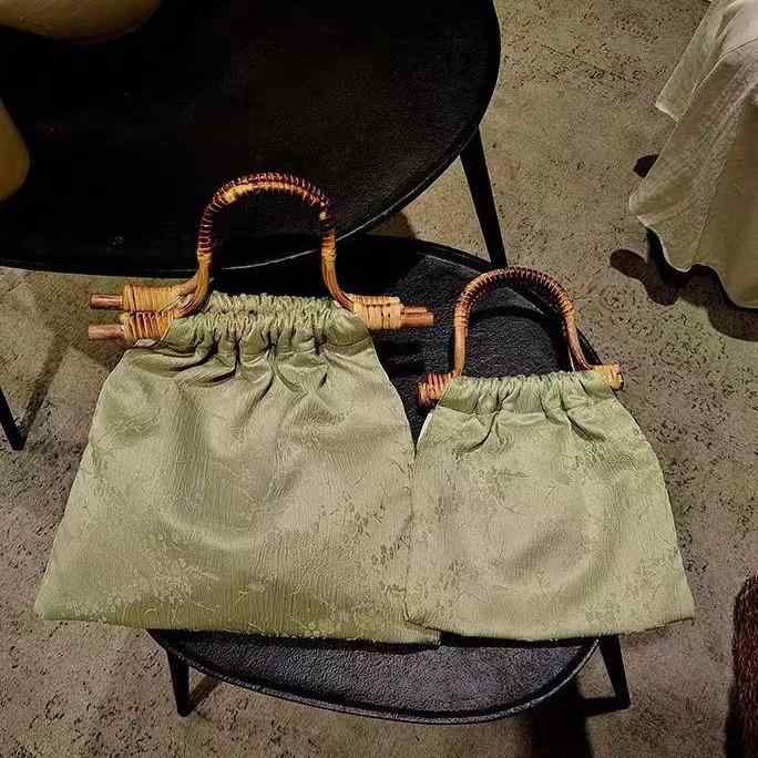 鞄 ライトグリーン レトロ ネオチャイニーズスタイル 上品 高級感 シルク 藤編み 手持ち 竹ハンドル 縦型 スクエア ソフト マグネット開閉 ファスナーポケット付き 内ポケット カジュアル 旅行用