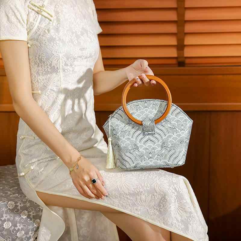 ハンドバッグ レディース 木製ハンドル 丸い持ち手 シェル型 祥雲柄 タッセル ファスナー シルク チャイナドレス 漢服 和装 古風 レトロ エスニック 普段使い お出かけ ミドルサイズ 内ポケット 仕切り付き