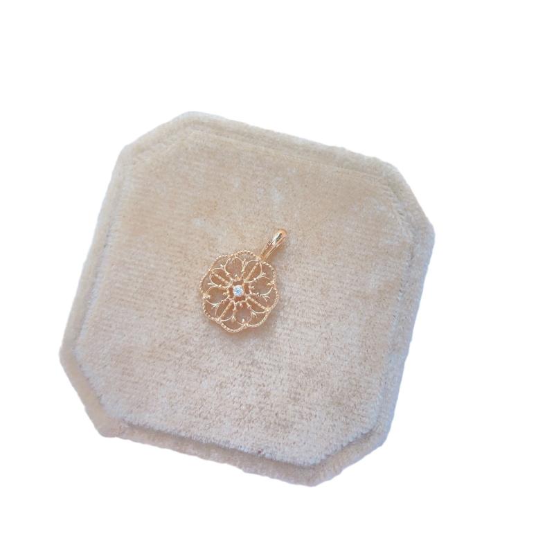 ネックレス agete レトロ 透かし彫り フラワー ペンダント 925純銀 金メッキ 天然水晶 フェミニン 普段..