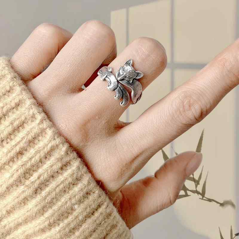 リング レディース メンズ 九尾の狐 梅の花 立体的デザイン タイシルバー いぶし銀 ヴィンテージ レトロ アンティーク風 オープンリング フリーサイズ サイズ調整可能 個性的 カジュアル 普段使い 男女兼用