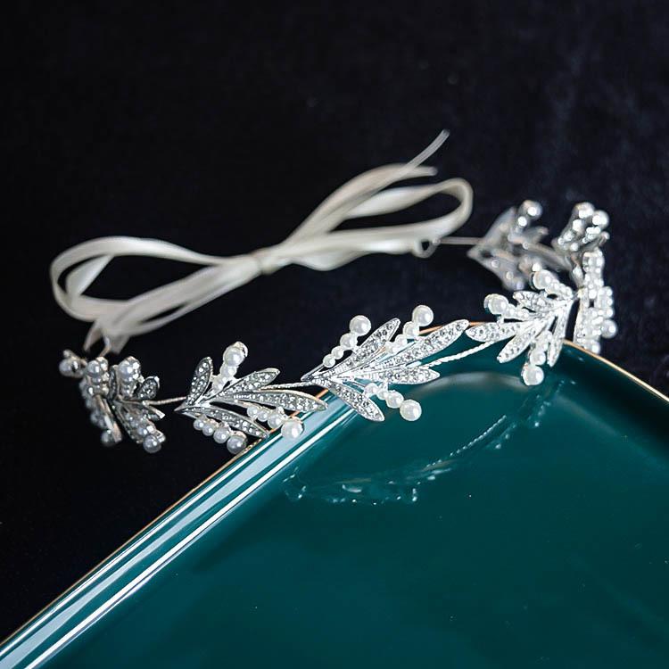 ヘッドドレス レディース 花嫁 ウェディング ブライダル 髪飾り 結婚式 披露宴 二次会 パーティー 前撮り 韓国風 シンプル パール フラワーモチーフ ヘアバンド カチューシャ 合金 ラインストーン リボン ホワイト 清楚 上品 エレガント