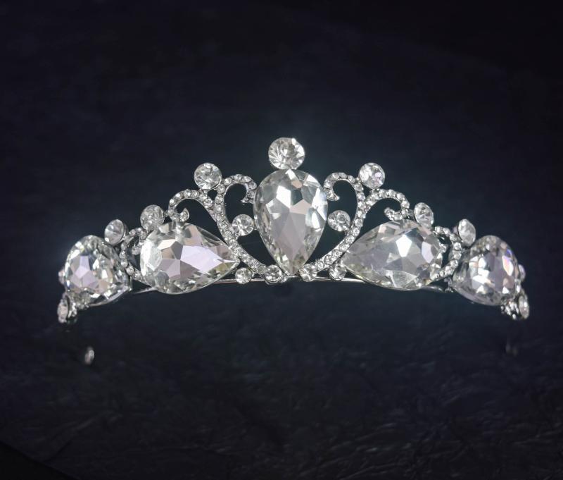 ティアラ キッズ レディース ブライダル ウェディング 花嫁 結婚式 前撮り プリンセス クラウン 発表会 誕生日 パーティー ヘアアクセサリー ヘッドドレス 韓国風 合金 ラインストーン クリスタル 輝く 華やか 上品 エレガント ホワイト シルバー