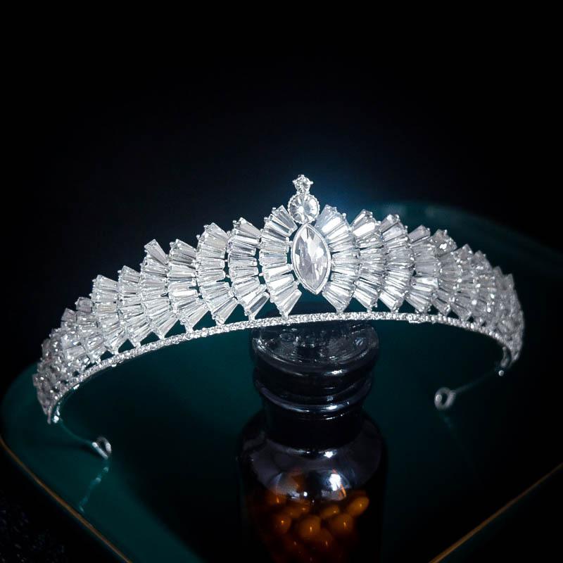 ヘアアクセサリー ブライダル 花嫁 ティアラ ラインストーン 合金 リーフモチーフ ヘッドドレス 髪飾り シンプル エレガント ウェディング 結婚式 パーティー 二次会 発表会 演奏会 フォーマル ホワイト シルバー