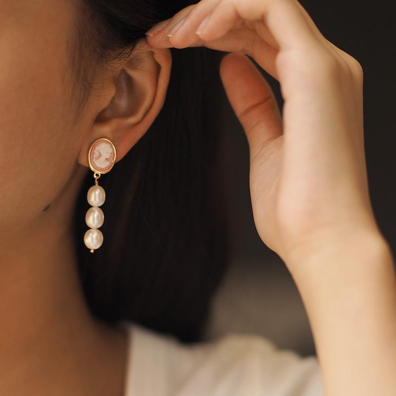 耳飾り レディース カメオモチーフ 肖像 浮き彫り 模造パール フレンチ ヴィンテージ レトロ クラシック アンティーク風 エンジェルローズデザイン ピンク系 ...