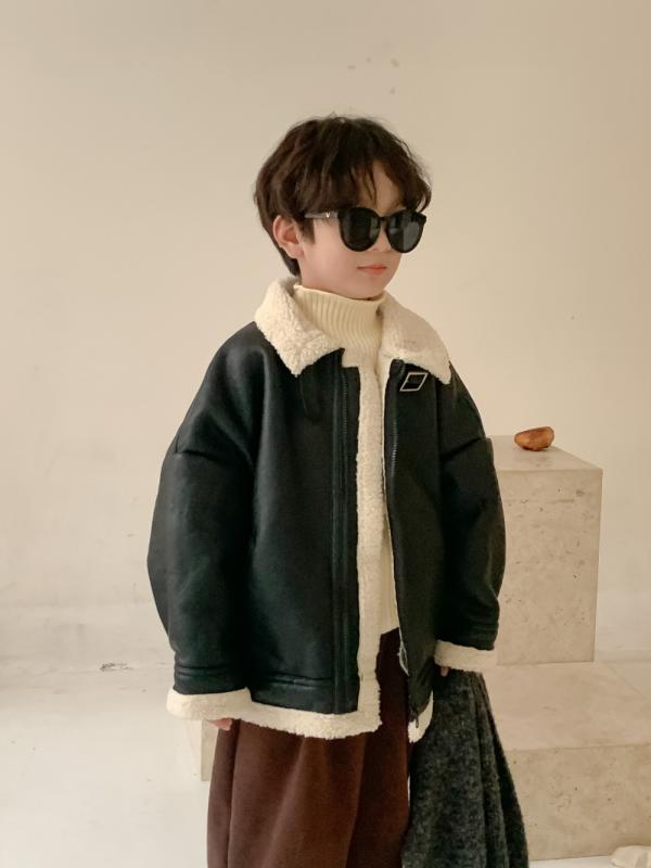ジャケット 男の子 キッズ 子供 レザージャケット 革ジャン ファー襟 ボア襟 フェイクファー 合皮 厚手 防寒 あったか 暖かい ジップアップ カジュアル 韓国風 ショート丈 ブルゾン 黒 ブラック コットン裏地 冬 普段使い 通学 かわいい