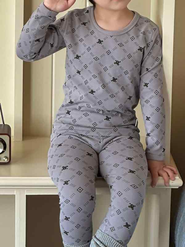 キッズ ベビー 男女兼用 ルームウェア パジャマ 上下セット 綿95%混紡 無縫製 縫い目なし 肌に優しい プリント柄 起毛加工 保温 春 秋 冬