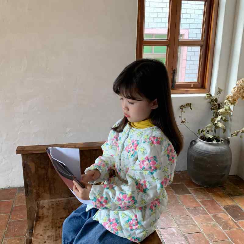 中綿ジャケット 女の子 キッズ 女児 韓国風 花柄 小花柄 レトロ ヴィンテージ風 厚手 防寒 保温 ショート丈 コットン 丸襟 ボタン 通学 ホワイト ブルー