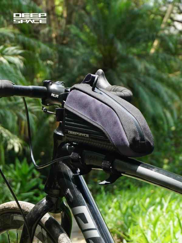 ・カテゴリ: 自転車用バッグ・主な素材: ナイロン・機能: U字型クイックリリース設計・容量: 1L・カラー展開: U-SPACE ブルー、U-SPACE グリーン・サイズ: 22*10*6cm