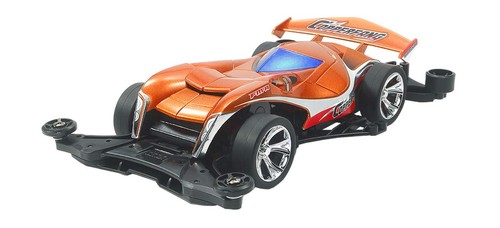 組み立てが必要なミニ四駆キット。別途、工具等が必要。 牙をむくヘビのデザインを大胆に取り入れた優秀賞作品 シャフトドライブ四輪駆動を採用した高性能レーサーのプラスチックモデル組み立てキットです。カッパーファングは「ミニ四駆デザインコンテスト2018」の優秀賞を獲得したマシン。クラシックスポーツカーとヘビをモチーフにしたスタイリングが魅力的です。メタリックオレンジのABS樹脂製ボディは、口を大きく開けたヘビの頭をデザインに取り入れた迫力満点の仕上がり。牙に見立てたヘッドライトや、うろこのようなパネルラインなど、各部に取り入れられたヘビのイメージに注目です。また、ボディをシャープに見せるボディサイドのライン、ヘッドライト、ロゴなどはメタリック調のステッカーで表現しました。 フロントモーターレイアウトのFM-Aシャーシを採用 シャーシはエアロデザインを取り入れたフロントモーターレイアウトのFM-Aを採用しました。重心が車体のフロントよりにあるのでアップダウンが多いコースでも安定感のある走りが可能。フロント下部に低摩擦樹脂製のスキッドバーを標準装備したのをはじめ、4個のローラーも低摩擦樹脂製。特にリヤローラーは安定性を高めた8mm厚タイプとしました。さらに、モーターはシャーシ底面から簡単に交換でき、セッティング変更もスピーディー。飛行機の翼の断面形状をヒントに作られたエアロサイドステーには様々なパーツが取り付けられます。シャーシ本体はブラックのABS樹脂製、アンダーパネルやスキッドバーなどのAパーツは低摩擦樹脂製のブラックカラー。また、シルバーメッキを施したAスポークホイールには、小径スーパーハードローハイトタイヤを装着しました。ギヤ比は3.5:1をセット。 基本スペック ●完成時の全長156mm、全幅97mm、全高38mm ●モーターつき ●組み立ては接着剤不要のはめ込み式 別にお求めいただくもの ●単3形電池2本