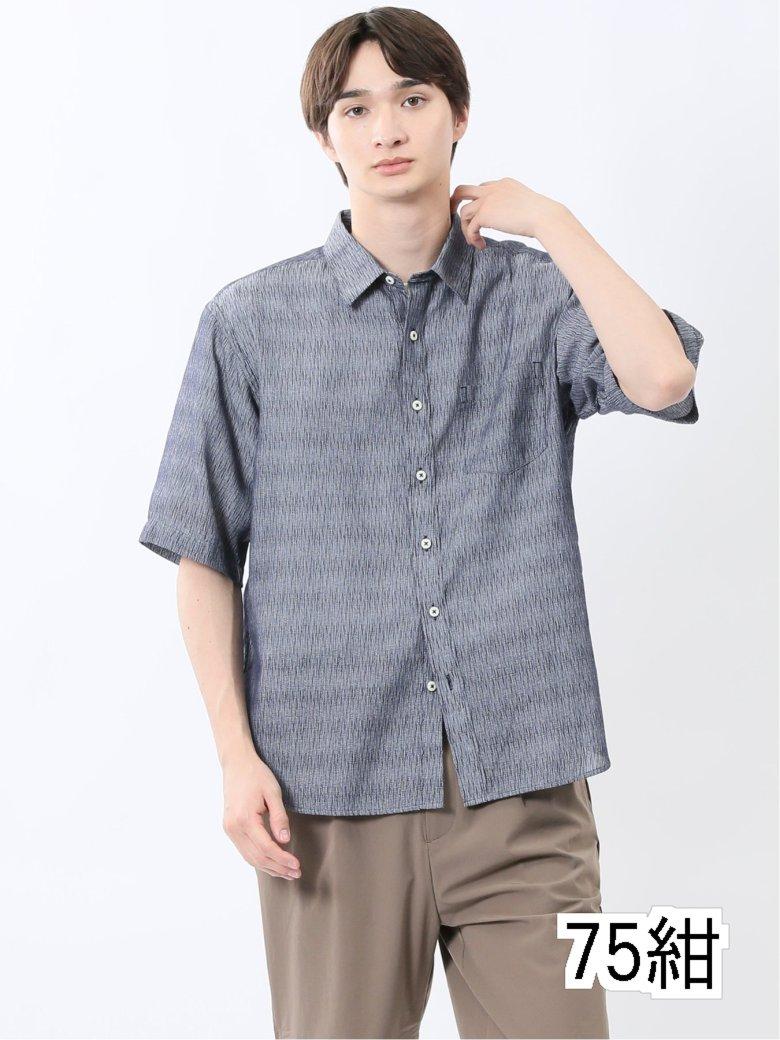 ポリエステル65% コットン35%MLXL首回404244裄丈5254356着丈727476肩巾485052バスト116120124胴回116120124アームホール巾23.52424.5袖丈282930袖口巾192020.5裾巾586062※サイズ表に記載の寸法は実寸表記となり、商品に付属の下げ札等に記載の寸法とは異なる場合がございます。エムエフエディトリアルメンズ/m.f.editorial:MEN吸水速乾 ナイアガラ レギュラーカラー半袖シャツ■素材特徴ポリエステル・コットンのナイアガラ織りの布帛生地を使用しています。揺れる柳の様な「しぼ」と呼ばれる凸凹感、肌への接地面積を減らしたサラッとした肌触り、薄手で軽い着心地が特徴です。■機能【吸水速乾】汗を素早く吸収して乾かし、サラッとした着心地をキープ。【マシンウォッシャブル】洗濯機で洗えます。(要ネット・標準水流)■デザイン涼しげな印象に仕上げた、レギュラーカラーの半袖シャツです。上品で清潔感のあるルックスと着心地の良さを兼ね備えており、大人の休日スタイルにぴったりな一枚です。左胸ポケット付きで利便性にも優れています。■シルエットややゆったりとしたルーズフィットです。リラックス感のあるシルエットが抜け感のある着こなしを演出します。裾部分はタックイン、タックアウトどちらでもサマになるラウンドテールです。■コーディネートボタンを閉じてジャケットインに着たり、Tシャツの上にサラッと羽織ったりと、さまざまな着方が可能です。合わせるボトムを選ばないので、カジュアルから綺麗目まで幅広いコーディネートを楽しめます。ゆったりとしたショートパンツとサンダルを合わせた、夏らしいリゾートスタイルもおすすめです。フィット感:ややゆったりシーズン:夏展開カラー:白(ホワイト)・紺(ネイビー)*アテンションタグ・洗濯ネームを御確認の上、着用又は取り扱い下さい。*光の当たる場所や高温多湿になる場所での保管は避けて下さい。*使用の有無に関わらず、経年劣化は進行いたしますのでご了承下さい。*生地の裁断・縫製方法により、写真と同様の柄が出ない場合がございます。*閲覧デバイス・環境により質感・色味に誤差が生じる場合がございます。吸水速乾 ナイアガラ レギュラーカラー半袖シャツ 吸水速乾 ナイアガラ レギュラーカラー半袖シャツ シャツ/ブラウス