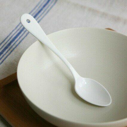 臭いが付きにくく耐久性のあるホーロー製のティースプーン。白く光沢あるホーローの質感が美しく、食卓をナチュラルに演出してくれます。長さ140mm。