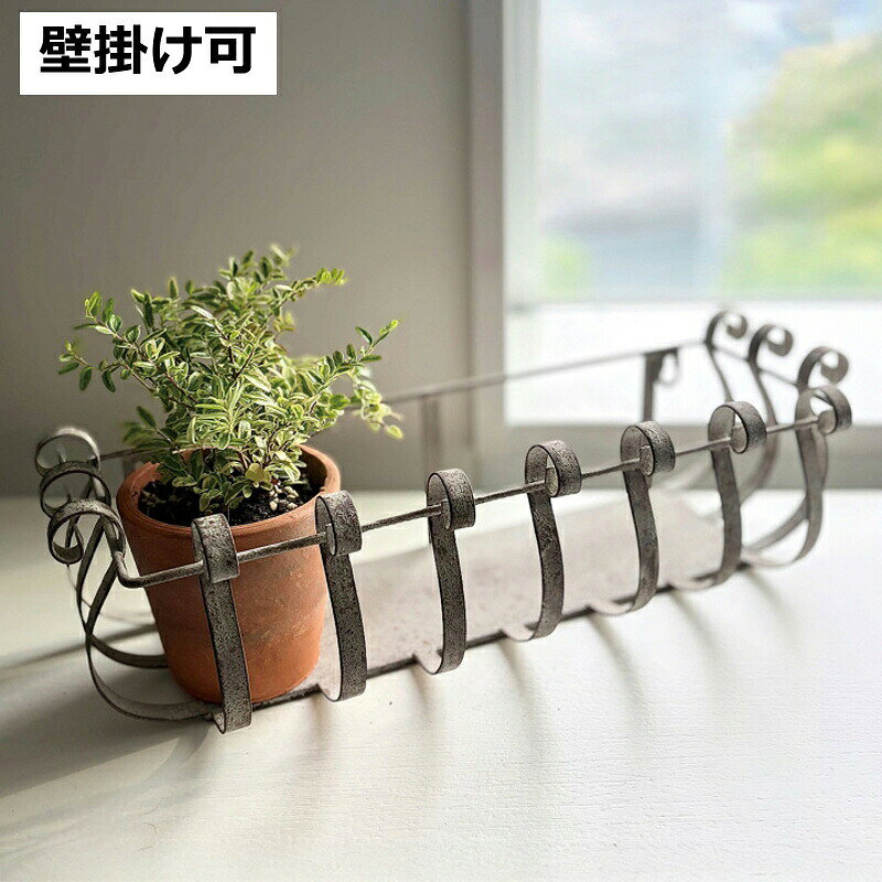 ショップトップ&nbsp;>&nbsp;カテゴリトップ&nbsp;>&nbsp;入荷状況 【 新商品 / 再入荷 】&nbsp;>&nbsp;9月入荷分 シャビーデアイアン アイアンフラワーバスケットAは、長い年月を経たような風合いと繊細なアイアンワークを楽しめる、壁面ディスプレイ用のアイアン製フラワーバスケットです。アンティークショップで見つけたような趣のあるデザインが、植物やドライフラワーをより印象的に引き立てます。●ハンギングバスケットやウォールポット、ブラケットなど、多彩なアイテムを組み合わせて立体感のあるディスプレイを楽しめる「シャビーデアイアン」シリーズです。●使い込まれたような味わい深い仕上げで、ナチュラルな植物との相性も良好です。●植物を飾るだけで、壁面に温かみと存在感を添えるデザインです。●シャビーシックやヴィンテージテイストのインテリアにも合わせやすいアイアンシリーズです。●玄関やお部屋の壁面、ショップやカフェなどの植物ディスプレイにもおすすめです。■ 商品仕様■シャビーデアイアン アイアンフラワーバスケットA【商品カテゴリ】フラワーバスケット・プランターラック・壁面ディスプレイ【用途】植物、観葉植物、ドライフラワーなどのディスプレイ【おすすめの使用場所】玄関、室内、ショップ、カフェ、店舗【サイズ】約 幅40×奥行14.5×高さ12cm【素材】アイアン【仕様】アンティーク調・シャビー仕上げ【品番】FK2601■ 配送・注意事項■●取付用のネジは付属されません。●アンティークのような古びた風合いを表現するため、塗装のムラ・剥がれ・錆びたような加工などが施されている場合があります。●アイアン製品のため、水分や湿気の多い環境では錆が発生する場合があります。水に濡れた場合は、早めに水分を拭き取ってください。●製品の形状・色合い・仕上がりには個体差が生じる場合があります。●設置の際は、壁面の材質や強度をご確認のうえ、製品と飾る物の重量に耐えられる場所へ確実に取り付けてください。●落下すると破損やケガの原因となるため、取り付け後は固定状態を定期的にご確認ください。●プランターや植物を飾る場合は、水や土が壁面や床を汚さないようご注意ください。●モニターや照明などの環境により、実際の商品と掲載画像の色味が異なって見える場合があります。■ 関連商品■■その他の【SOW ソウ】は →★こちら★ SEARCH WORD：アイアンフラワーバスケット フラワーバスケット プランターラック プランターカバー 鉢カバー ウォールポット ハンギングバスケット 壁掛け 壁面 ウォール 壁面ディスプレイ 植物 観葉植物 グリーン ドライフラワー ガーデニング アイアン 鉄 アンティーク調 シャビー シャビーシック ヴィンテージ風 インテリア 玄関 店舗什器 ショップ カフェ ウォールデコ おしゃれ シャビーデアイアン FK2601類似商品はこちらアイアンフラワーバスケット 壁掛け プランター3,850円ワイヤーメッシュバスケット アイアン バスケッ2,530円ハンギングバスケット 吊り下げ プランター ワ3,080円ハンギングトレー ブリキ 吊り下げトレー 吊り3,080円吊り鉢 植木鉢 壁掛け 吊り下げ メッシュハン8,800円吊り鉢 植木鉢 壁掛け 吊り下げ メッシュハン4,400円SCANDINAVIAN メタルフラワー脚付き6,380円SCANDINAVIAN メタルフラワー脚付き4,180円カペラ・ウォールバスケット 2点セット コベン7,260円新着商品はこちら2026/10/17LED フラワーライト ワイヤーフラワー 高さ4,180円2026/10/17LEDライト 吊り下げ ガラス ハンギングライ4,950円2026/10/17LEDキャンドル くるみ割り人形 ナッツクラッ1,980円再販商品はこちら2026/10/17リーノエリーナ エプロン mila フルエプロ9,460円2026/10/17リーノエリーナ エプロン マノン アクアブルー8,910円2026/10/17リーノエリーナ Lino e Lina ハンカ1,870円2026/10/17 更新ショップトップ&nbsp;>&nbsp;カテゴリトップ&nbsp;>&nbsp;入荷状況 【 新商品 / 再入荷 】&nbsp;>&nbsp;9月入荷分2026/10/17 更新シャビーデアイアン アイアンフラワーバスケットA シャビーデアイアン アイアンフラワーバスケットAは、長い年月を経たような風合いと繊細なアイアンワークを楽しめる、壁面ディスプレイ用のアイアン製フラワーバスケットです。アンティークショップで見つけたような趣のあるデザインが、植物やドライフラワーをより印象的に引き立てます。●ハンギングバスケットやウォールポット、ブラケットなど、多彩なアイテムを組み合わせて立体感のあるディスプレイを楽しめる「シャビーデアイアン」シリーズです。●使い込まれたような味わい深い仕上げで、ナチュラルな植物との相性も良好です。●植物を飾るだけで、壁面に温かみと存在感を添えるデザインです。●シャビーシックやヴィンテージテイストのインテリアにも合わせやすいアイアンシリーズです。●玄関やお部屋の壁面、ショップやカフェなどの植物ディスプレイにもおすすめです。■ 商品仕様■シャビーデアイアン アイアンフラワーバスケットA【商品カテゴリ】フラワーバスケット・プランターラック・壁面ディスプレイ【用途】植物、観葉植物、ドライフラワーなどのディスプレイ【おすすめの使用場所】玄関、室内、ショップ、カフェ、店舗【サイズ】約 幅40×奥行14.5×高さ12cm【素材】アイアン【仕様】アンティーク調・シャビー仕上げ【品番】FK2601■ 配送・注意事項■●取付用のネジは付属されません。●アンティークのような古びた風合いを表現するため、塗装のムラ・剥がれ・錆びたような加工などが施されている場合があります。●アイアン製品のため、水分や湿気の多い環境では錆が発生する場合があります。水に濡れた場合は、早めに水分を拭き取ってください。●製品の形状・色合い・仕上がりには個体差が生じる場合があります。●設置の際は、壁面の材質や強度をご確認のうえ、製品と飾る物の重量に耐えられる場所へ確実に取り付けてください。●落下すると破損やケガの原因となるため、取り付け後は固定状態を定期的にご確認ください。●プランターや植物を飾る場合は、水や土が壁面や床を汚さないようご注意ください。●モニターや照明などの環境により、実際の商品と掲載画像の色味が異なって見える場合があります。■ 関連商品■■その他の【SOW ソウ】は →★こちら★ SEARCH WORD：アイアンフラワーバスケット フラワーバスケット プランターラック プランターカバー 鉢カバー ウォールポット ハンギングバスケット 壁掛け 壁面 ウォール 壁面ディスプレイ 植物 観葉植物 グリーン ドライフラワー ガーデニング アイアン 鉄 アンティーク調 シャビー シャビーシック ヴィンテージ風 インテリア 玄関 店舗什器 ショップ カフェ ウォールデコ おしゃれ シャビーデアイアン FK2601