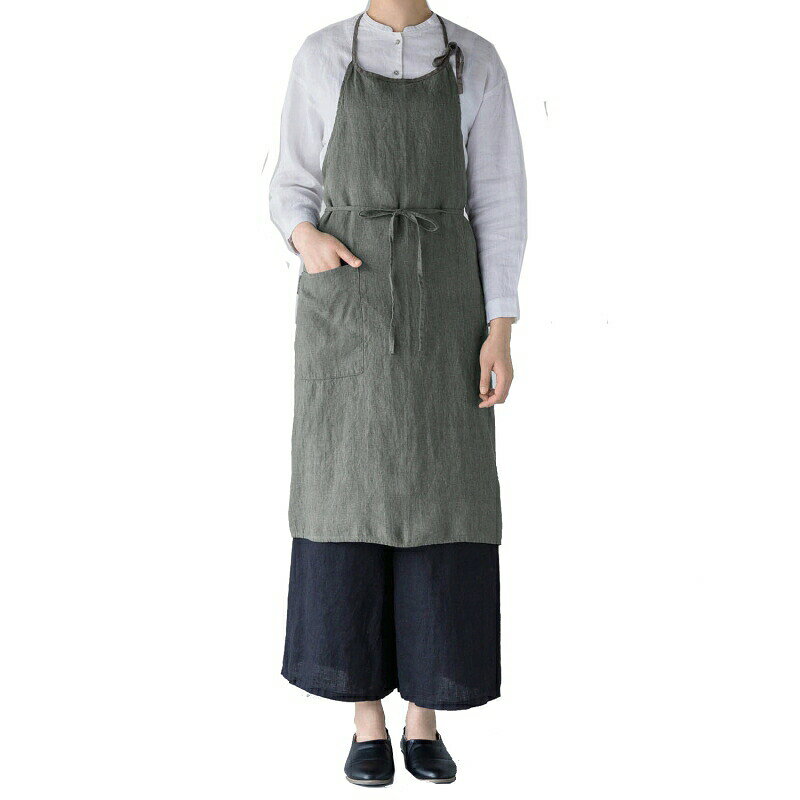 ショップトップ&nbsp;>&nbsp;カテゴリトップ&nbsp;>&nbsp;入荷状況 【 新商品 / 再入荷 】&nbsp;>&nbsp;9月入荷分 Lino e Lina（リーノエリーナ）のフルエプロン ミラ ファーングレイは、丸みのある首元のラインと細身の胸当てが特徴のリネン100％エプロンです。マノンより丈が10cm短い約90cm丈で、肩幅が狭い方や小柄な方にもすっきりと着用しやすいデザインです。●首元の美しい曲線と細身の胸当てが、すっきりとしたシルエットを演出します。●生地をたっぷりと使い、後ろで交差するデザイン。ヒップをカバーして後ろ姿もスマートに見せてくれます。●首紐は右側を長くした仕様で、結ぶと正面から結び目が見えるデザイン。蝶々結びにすると可愛らしいアクセントになります。●首紐は一度好みの長さに結んでおけば、毎日の着脱も簡単です。●大きなポケット付きで、小物の出し入れにも便利です。●あらかじめ洗いをかけた柔らかなリネンは、使い始めから身体にしなやかにフィットします。●丈夫なリネン素材で、洗うたびにくたっと柔らかくなり、使い込むほどに変化する風合いを楽しめます。●ファーングレイは、ダークグレイにほんのりと深いグリーンを重ねたようなシックなカラー。柔らかなリネンの質感が温かみを添えます。■ 商品仕様■Lino e Lina（リーノエリーナ）フルエプロン ミラ ファーングレイ【サイズ】約 幅100×丈90cm【カラー】ファーングレイ【素材】リネン100％【仕様】washed（洗い加工）・首紐調整可能・ポケット付き【生産国】リトアニア【品番】A445【商品カテゴリ】フルエプロン・リネンエプロン【用途】料理、家事、キッチン作業、カフェなど【おすすめの使用場所】キッチン、家庭、カフェ、ショップ■ 配送・注意事項■●天然素材のため、同じ商品でも生産時期によって色の濃淡に違いが生じる場合があります。●表記サイズは出来上がりサイズです。表記サイズの前後5％の差は許容範囲となります。●天然素材のため、生産時期の違いによりウォッシュド加工時の収縮率に個体差があります。●生地の表面に、繊維が絡み合ってできた糸の節「ネップ」が見られる場合があります。ダマ状やスジ状に目立つ場合は、縫い針など先のとがったものを使って生地の裏側へ押し込むと目立ちにくくなります。●使い始めや洗濯時など、生地に含まれる繊維がほぐれたり緩んだりした際に、商品の表面に毛羽が出る場合があります。●強く揉むほど毛羽立ちやすいため、揉み洗い・擦り洗いは避けてください。●洗濯を重ねることで毛羽は徐々に少なくなりますが、素材の性質上、完全になくなるものではありません。●製造工程上、原料である植物の繊維や他色の糸が混入したり、生地に強いしわが入ったりする場合があります。生地の色味によって目立つ場合がありますが、素材・製品の特性としてご了承ください。■ 関連商品■■【リーノ・エ・リーナ/フルエプロン】は →★こちら★■【リーノ・エ・リーナ / Lino e Lina 】は →★こちら★ SEARCH WORD：エプロン リネンエプロン フルエプロン 麻エプロン 麻100％ リネン100％ レディース メンズ 男女兼用 ユニセックス グレー 灰色 ダークグレー ダークグレイ ファーングレイ ロングエプロン ロング丈 90cm 小柄 小柄女性 ポケット 大きいポケット ポケット付き 首紐 首紐調整 washed ウォッシュドリネン 洗い加工 キッチン 料理 家事 カフェ ショップ シンプル ナチュラル おしゃれ リトアニア リトアニア製 リーノエリーナ Lino e Lina ミラ Milla A445類似商品はこちらエプロン リネン レディース メンズ 男女兼用8,910円エプロン リネン レディース メンズ 男女兼用10,780円リーノエリーナ エプロン ミラ ム-ングレイ 9,460円リーノエリーナ エプロン フルエプロン ミラ 9,460円リーノエリーナ エプロン Lino e Lin9,460円リーノエリーナ エプロン フルエプロン イビサ7,590円リーノエリーナ エプロン フルエプロン ミラ 9,460円リーノエリーナ エプロン フルエプロン ミラ 9,460円リーノエリーナ エプロン ミラ mila フル9,460円新着商品はこちら2026/10/17LED フラワーライト ワイヤーフラワー 高さ4,180円2026/10/17LEDライト 吊り下げ ガラス ハンギングライ4,950円2026/10/17LEDキャンドル くるみ割り人形 ナッツクラッ1,980円再販商品はこちら2026/10/17リーノエリーナ エプロン mila フルエプロ9,460円2026/10/17リーノエリーナ エプロン マノン アクアブルー8,910円2026/10/17リーノエリーナ Lino e Lina ハンカ1,870円2026/10/17 更新ショップトップ&nbsp;>&nbsp;カテゴリトップ&nbsp;>&nbsp;入荷状況 【 新商品 / 再入荷 】&nbsp;>&nbsp;9月入荷分2026/10/17 更新Lino e Lina （リーノエリーナ） フルエプロン ミラ ファーングレイ Lino e Lina（リーノエリーナ）のフルエプロン ミラ ファーングレイは、丸みのある首元のラインと細身の胸当てが特徴のリネン100％エプロンです。マノンより丈が10cm短い約90cm丈で、肩幅が狭い方や小柄な方にもすっきりと着用しやすいデザインです。●首元の美しい曲線と細身の胸当てが、すっきりとしたシルエットを演出します。●生地をたっぷりと使い、後ろで交差するデザイン。ヒップをカバーして後ろ姿もスマートに見せてくれます。●首紐は右側を長くした仕様で、結ぶと正面から結び目が見えるデザイン。蝶々結びにすると可愛らしいアクセントになります。●首紐は一度好みの長さに結んでおけば、毎日の着脱も簡単です。●大きなポケット付きで、小物の出し入れにも便利です。●あらかじめ洗いをかけた柔らかなリネンは、使い始めから身体にしなやかにフィットします。●丈夫なリネン素材で、洗うたびにくたっと柔らかくなり、使い込むほどに変化する風合いを楽しめます。●ファーングレイは、ダークグレイにほんのりと深いグリーンを重ねたようなシックなカラー。柔らかなリネンの質感が温かみを添えます。■ 商品仕様■Lino e Lina（リーノエリーナ）フルエプロン ミラ ファーングレイ【サイズ】約 幅100×丈90cm【カラー】ファーングレイ【素材】リネン100％【仕様】washed（洗い加工）・首紐調整可能・ポケット付き【生産国】リトアニア【品番】A445【商品カテゴリ】フルエプロン・リネンエプロン【用途】料理、家事、キッチン作業、カフェなど【おすすめの使用場所】キッチン、家庭、カフェ、ショップ■ 配送・注意事項■●天然素材のため、同じ商品でも生産時期によって色の濃淡に違いが生じる場合があります。●表記サイズは出来上がりサイズです。表記サイズの前後5％の差は許容範囲となります。●天然素材のため、生産時期の違いによりウォッシュド加工時の収縮率に個体差があります。●生地の表面に、繊維が絡み合ってできた糸の節「ネップ」が見られる場合があります。ダマ状やスジ状に目立つ場合は、縫い針など先のとがったものを使って生地の裏側へ押し込むと目立ちにくくなります。●使い始めや洗濯時など、生地に含まれる繊維がほぐれたり緩んだりした際に、商品の表面に毛羽が出る場合があります。●強く揉むほど毛羽立ちやすいため、揉み洗い・擦り洗いは避けてください。●洗濯を重ねることで毛羽は徐々に少なくなりますが、素材の性質上、完全になくなるものではありません。●製造工程上、原料である植物の繊維や他色の糸が混入したり、生地に強いしわが入ったりする場合があります。生地の色味によって目立つ場合がありますが、素材・製品の特性としてご了承ください。■ 関連商品■■【リーノ・エ・リーナ/フルエプロン】は →★こちら★■【リーノ・エ・リーナ / Lino e Lina 】は →★こちら★ SEARCH WORD：エプロン リネンエプロン フルエプロン 麻エプロン 麻100％ リネン100％ レディース メンズ 男女兼用 ユニセックス グレー 灰色 ダークグレー ダークグレイ ファーングレイ ロングエプロン ロング丈 90cm 小柄 小柄女性 ポケット 大きいポケット ポケット付き 首紐 首紐調整 washed ウォッシュドリネン 洗い加工 キッチン 料理 家事 カフェ ショップ シンプル ナチュラル おしゃれ リトアニア リトアニア製 リーノエリーナ Lino e Lina ミラ Milla A445