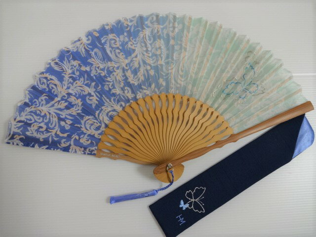 ハナエモリ　HANAEMORI　扇に蝶刺繍とアラベスク柄　　扇子＆ケースセット　ブルー