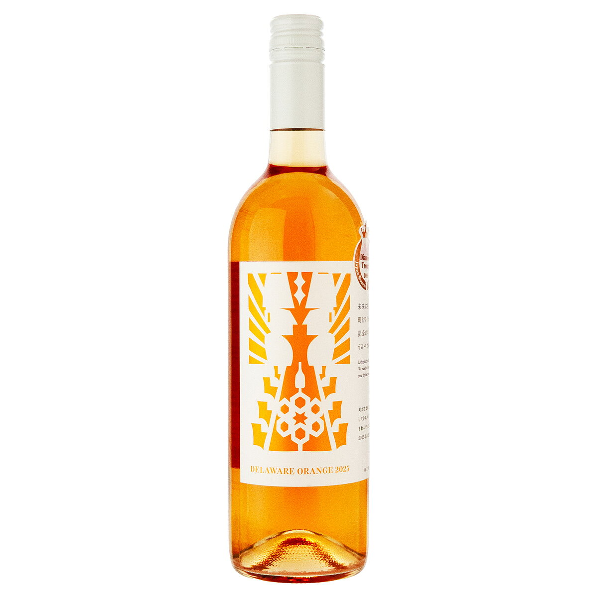 南三陸ワイナリー Minamisanriku Winery 南三陸から新しい食文化を育むワイナリー 南三陸ワイナリーは、東日本大震災からの復興と地域活性化を目指して設立されたワイナリーです。 2016年に構想が始まり、2019年には南三陸ワイナリー株式会社を設立。 町内外の多くの支援を受けながら、2020年10月に志津川湾を望む「海の見えるワイナリー」がオープンしました。 ワイン造りを通じて地域の新たな産業を育てるとともに、南三陸の豊かな食文化や自然の魅力を全国へ発信しています。 創業当初から「南三陸のみんなとおいしくなりたい」を掲げ、地域とともに歩むワイナリーとして活動を続けています。 東北の恵みと海の幸に寄り添うワイン造り 南三陸ワイナリーは、自社畑だけにこだわるのではなく、宮城県をはじめ青森県や山形県など東北各地の契約農家が育てたブドウを使用し、それぞれの品種の個性を活かしたワイン造りを行っています。 目指しているのは、ワイン単体で楽しむのではなく、牡蠣や魚介類をはじめとする三陸の食材と調和する「食事に寄り添うワイン」です。 醸造所にはショップやキッチンも併設され、地元食材とのペアリング提案や醸造見学を通じて、南三陸ならではの食体験を提供しています。 地域の物語を未来へつなぐ挑戦 南三陸ワイナリーは、地域の文化や人とのつながりを大切にしたワイン造りにも取り組んでいます。 ワインラベルには南三陸に伝わる「創作キリコ」を採用し、その年のワインに込めた想いや物語をデザインとして表現しています。 また、志津川湾の牡蠣棚を活用した海中熟成ワインや、地元の漁業・観光と連携した体験型プログラムなど、地域資源を活かした独自の挑戦を続けています。 ワインを通じて人・食・文化を結び付け、南三陸の新しい価値を発信することを理念としています。 商品説明 第13回サクラアワード2026で最高賞「ダイヤモンドトロフィー」をはじめ、全8賞を受賞した辛口のオレンジワイン。 完熟したデラウェアを果皮ごと醸して発酵させ、果皮由来の輝きのある鮮やかなオレンジ色と、桃やすみれの花を思わせる華やかな香りが広がります。 心地よい酸味と余韻にほのかに感じる渋みが調和し、奥行きのある味わいを楽しめます。 タコのマリネや餃子、ヤンニョムチキンなどとの相性も良く、食事とともに幅広く楽しめる1本です。 Name南三陸ワイナリー デラウェア オレンジ 生産地宮城 生産者南三陸ワイナリー 生産年2025 タイプオレンジワイン ブドウ品種デラウェア 味わい辛口 アルコール度数12.5% 内容量750ml