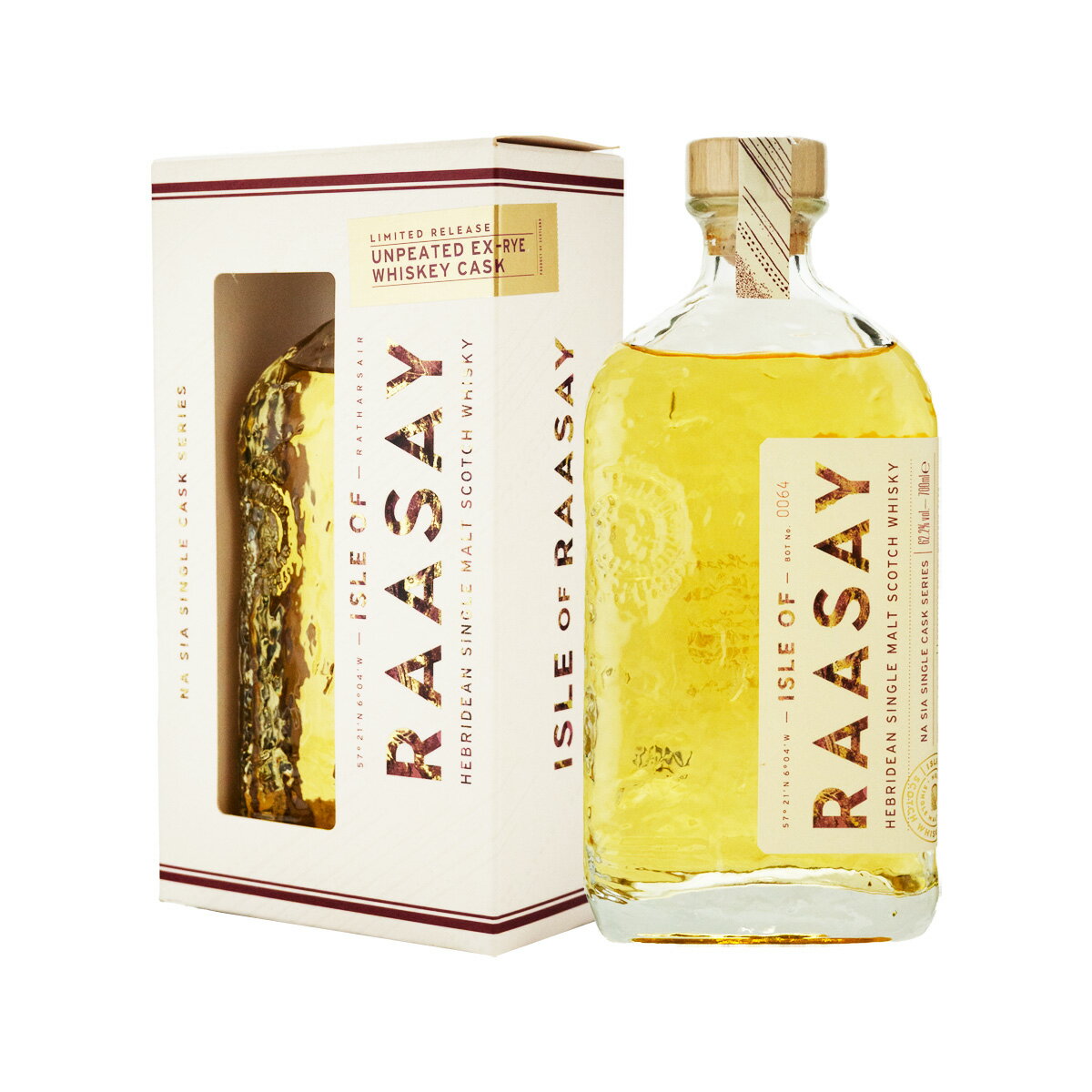 アイル オブ ラッセイ蒸溜所 Isle of Raasay Distillery 島の個性を映す新たな蒸溜所 アイル オブ ラッセイ蒸溜所では、ピーテッドとアンピーテッドの原酒を使い分けながら、多彩な樽で熟成を行う独自のアプローチを採用しています。 ライウイスキー樽やチンカピンオーク樽、ボルドー赤ワイン樽など、それぞれの樽の個性を活かすことで、複雑さと調和を兼ね備えた味わいを追求しています。 多彩な樽が織りなす独自のスタイル アイル オブ ラッセイ蒸溜所では、伝統的なスコッチウイスキー造りを尊重しながらも、新しい樽材や熟成方法を積極的に取り入れています。 すべての製品はノンチルフィルター、無着色を基本とし、原酒や樽が持つ本来の個性をそのままボトルへ届けることを大切にしています。 革新と伝統を融合したものづくり アイル オブ ラッセイ蒸溜所では、伝統的なスコッチウイスキー造りを尊重しながらも、新しい樽材や熟成方法を積極的に取り入れています。 すべての製品はノンチルフィルター、無着色を基本とし、原酒や樽が持つ本来の個性をそのままボトルへ届けることを大切にしています。 商品説明 アイル オブ ラッセイ蒸溜所が手掛ける、「Na Sia」シリーズのアメリカンライウイスキー樽で熟成したシングルカスク。 ライ樽由来のブラックペッパーを思わせるスパイシーな香りに、バタースコッチの甘やかなニュアンスが重なり、奥行きのある味わいへと続きます。 ローストポークやグリルソーセージ、熟成チーズと合わせることで、スパイス感と樽由来の風味が調和し、豊かな個性をより一層感じられます。 NameIsle of Raasay Na Sia Single Cask Series UNPEATED EX-RYE WHISKEY CASK 生産地イギリス・スコットランド 生産者アイル・オブ・ラッセイ蒸溜所 タイプスコッチウイスキー 原材料モルト アルコール度数62.2% 内容量700ml