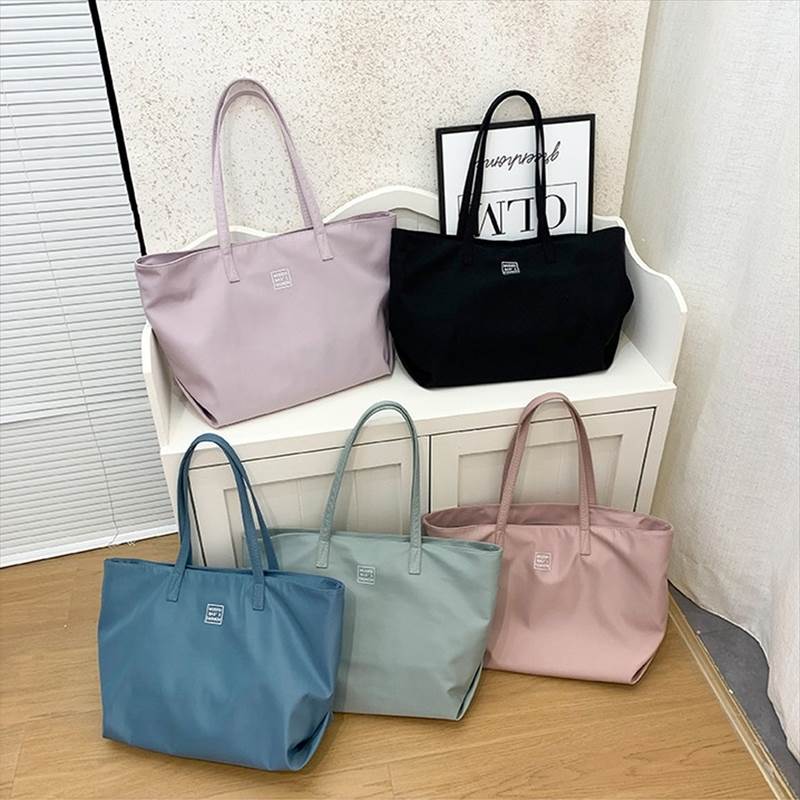 Rakuten - レディース かばん A4入れ 肩掛け 仕切り ビッグバッグ ファスナー付き 大きめ マザーズバッグ 買い物 男女兼用 通勤 通学 雑誌サイズ シンプル カジュアル 普段使い プレゼント 便利 ハンドバッグ ロゴ入り 肩掛けバッグ 手提げカバン 使いやすい ハリ感 送料無料