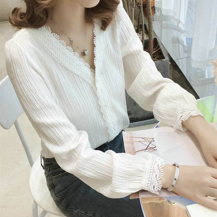 Rakuten - レディース トップス シャツ ブラウス レース 長袖 Vネック ワイド ボタン 大人可愛い きれいめ シンプル おしゃれ 送料無料 ラフ ガーリー 都会的 ナチュラル 無地 春 秋 通勤 通学 デート お出かけ 普段使い イベント 旅行 レストラン 公園 女子会 休日 ホテル 流行 定番