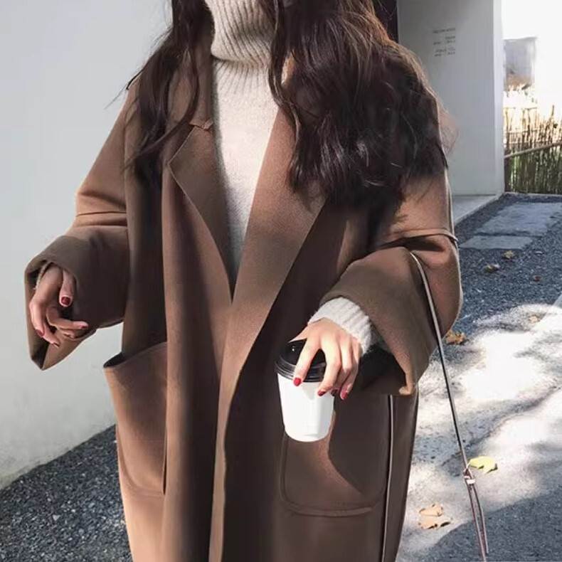 Rakuten - レディース コート アウター 上着 チェスターコート ミディアム 膝上 膝丈 長袖 ドロップショルダー ワイドスリーブ 襟付き テーラードカラー インサイトアウトデザイン 切り替え オーバーサイズ ポケット 前開き ボタンレス シンプル カジュアル 上品 おしゃれ こなれ感