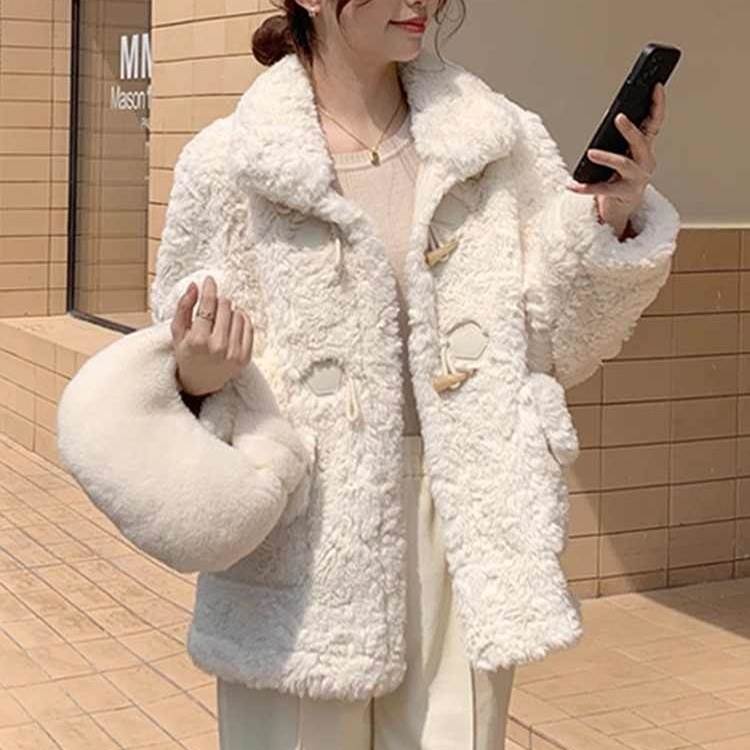 Rakuten - レディース ファージャケット 裏起毛 前開き ダッフル風 ショート 長袖 ボリューム袖 ハイネック ワイド フェミニン ふわふわ ポケット トグルボタン ファー 厚手 大人可愛い きれいめ シンプル カジュアル 上品 おしゃれ こなれ感 ガーリー 主役級 ラブリー 送料無料