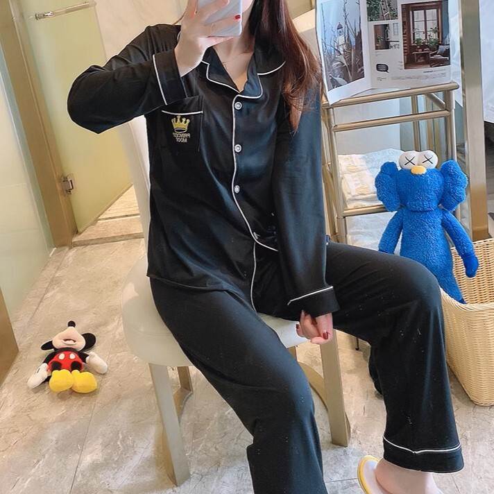 襟がついて上品さがあり、前開きで着脱も簡単なパジャマです。睡眠時だけでなく家でリラックスしたい時や、旅行などでも着用できる着心地の良い1着です。色展開 ブラック ピンク イエローサイズ M L XLサイズ(cm)M /着丈 42 /袖丈 56 /バスト 66 /肩幅 66 /ウエスト 95 /パンツ丈 105L /着丈 44 /袖丈 58 /バスト 68 /肩幅 68 /ウエスト 97 /パンツ丈 107XL /着丈 46 /袖丈 60 /バスト 70 /肩幅 70 /ウエスト 99 /パンツ丈 109《商品について》※当ショップは海外からのノーブランド商品になります。海外製品のため日本商品に比べ品質が劣る場合がございます。糸のほつれ、多少の汚れやシミ、ファスナーが固い、デザインの若干の違いなどは不良品には該当しませんのでご了承ください。お手持ちの携帯やPCの画面設定の影響により、実物と色味が異なって見える場合がございます。※当ショップはお客様より注文を確認した上でメーカーに発注しておりますので返品、交換は出来かねます。ご了承下さいませ。《発送について》お取り寄せ商品のため、ご入金確認後、お届けまでに「10-24日程度」のお時間がかかります。通常よりもお時間がかかってしまう場合もございます。欠品や商品の不具合などにより、商品をお届けすることができず、ご注文をキャンセルさせていただく場合もございますのでご了承ください。※当ショップの商品はお取り寄せ商品につき、入金確認後メーカーへ発注させて頂きます。※メーカーにて在庫切れの場合は、速やかに返金させて頂きます。《返品についての特約に関する事項》ご注文確定後、発注後のキャンセルやサイズなどの内容変更は承っておりません。注文時によくご確認ください商品に欠陥がある場合を除き、基本的には返品や交換には応じません。最後までご覧くださり、ありがとうございました。gra-1388