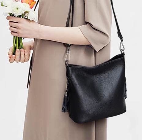 バッグ カバン レディース ショルダー 斜めがけ 肩がけ 便利 タッセル ファスナー 革 かわいい 大人可愛い きれいめ シンプル カジュアル お洒落 存在感 華やか フェミニン 無地 デート お出かけ アウトドア イベント 旅行 お買い物 女子会 休日 ショッピング 普段使い