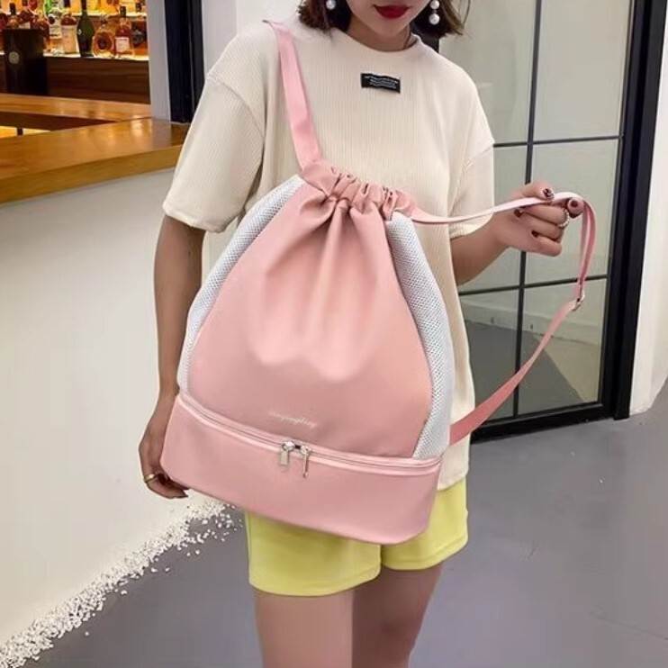 Rakuten - バッグ カバン レディース リュック 肩がけ バッグパック 巾着 デイバッグ 大容量 便利 軽量 撥水性 防水 下部靴収納 ポケット ファスナー サイドメッシュ切り替え おしゃれ かわいい 大人可愛い きれいめ シンプル カジュアル 上品 かっこいい こなれ感 ボーイッシュ