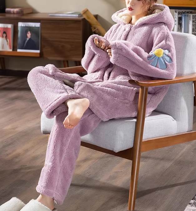 Rakuten - ツーピース 2点セット レディース トップス ボトムス ルームウェア パジャマ 部屋着 寝巻き 前開き フード 刺繍 もこもこ ふわふわ ふっくら ポケット かわいい おしゃれ ラフ ガーリー 存在感 ラブリー キュート 花柄 フラワー 春 秋 冬 ロングシーズン お泊まり