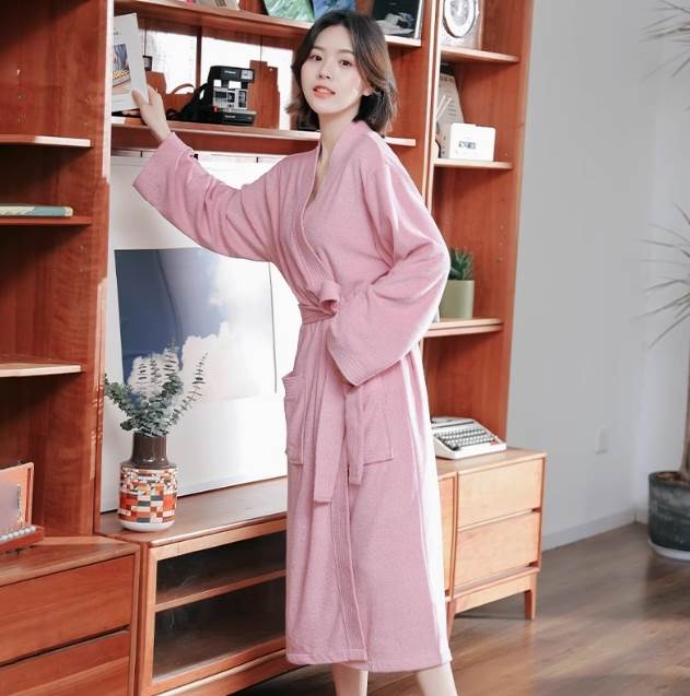 あったか防寒、パーティーにもぴったり。インスタ映えする可愛いデザインで、おうち時間も楽しく過ごせます。リラックスしたい休息時にはもちろん、おしゃれな女子会やデートにも活躍するアイテム。大人可愛く、かっこよく着こなせるルームウェアです。ガーリーな雰囲気から主役級の存在感まで。日常を華やかに演出し、心地よいひとときを提供します。自分へのご褒美や友達へのプレゼントにも最適。何歳になっても着られるM、L、XLのサイズ展開で、幅広い年代の方に愛されています。色展開 ピンク ホワイト グレー ネイビーブルー ブルーグレーサイズ M L XLサイズ(cm)M /着丈 110 /バスト 115 /袖丈 49L /着丈 115 /バスト 125 /袖丈 50XL /着丈 120 /バスト 135 /袖丈 51《商品について》※当ショップは海外からのノーブランド商品になります。海外製品のため日本商品に比べ品質が劣る場合がございます。糸のほつれ、多少の汚れやシミ、ファスナーが固い、デザインの若干の違いなどは不良品には該当しませんのでご了承ください。お手持ちの携帯やPCの画面設定の影響により、実物と色味が異なって見える場合がございます。※当ショップはお客様より注文を確認した上でメーカーに発注しておりますので返品、交換は出来かねます。ご了承下さいませ。《発送について》お取り寄せ商品のため、ご入金確認後、お届けまでに「10-24日程度」のお時間がかかります。通常よりもお時間がかかってしまう場合もございます。欠品や商品の不具合などにより、商品をお届けすることができず、ご注文をキャンセルさせていただく場合もございますのでご了承ください。※当ショップの商品はお取り寄せ商品につき、入金確認後メーカーへ発注させて頂きます。※メーカーにて在庫切れの場合は、速やかに返金させて頂きます。《返品についての特約に関する事項》ご注文確定後、発注後のキャンセルやサイズなどの内容変更は承っておりません。注文時によくご確認ください商品に欠陥がある場合を除き、基本的には返品や交換には応じません。最後までご覧くださり、ありがとうございました。gra-1694
