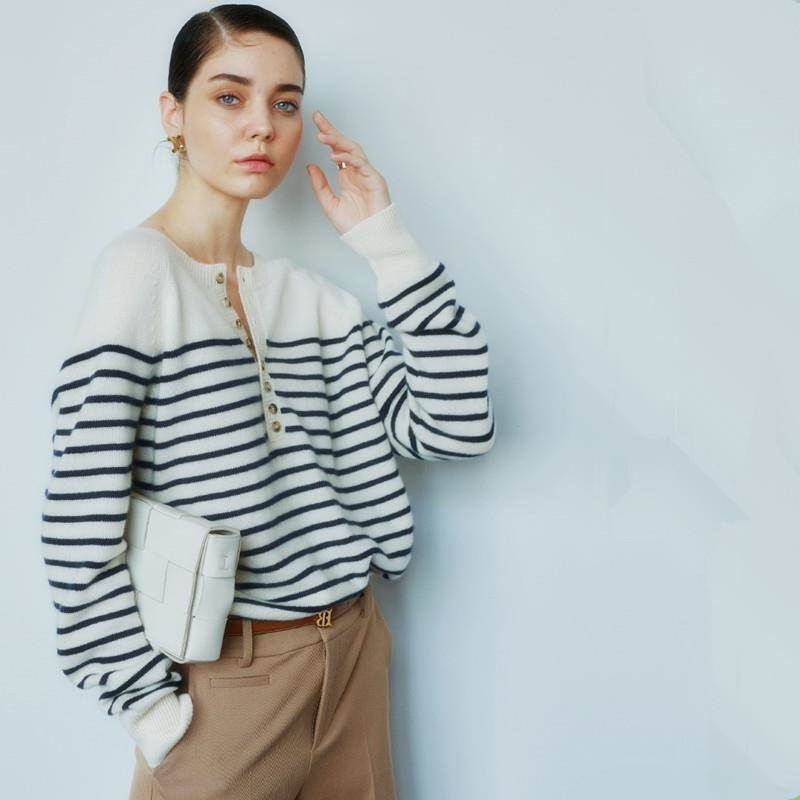 Rakuten - レディース トップス ニット セーター 長袖 クルーネック ストレート スマート ボタン 大人可愛い きれいめ シンプル おしゃれ こなれ感 個性的 主役級 存在感 抜け感 キュート 都会的 クラシカル ベーシック ナチュラル ボーダー 総柄 秋 冬 ロングシーズン ママ