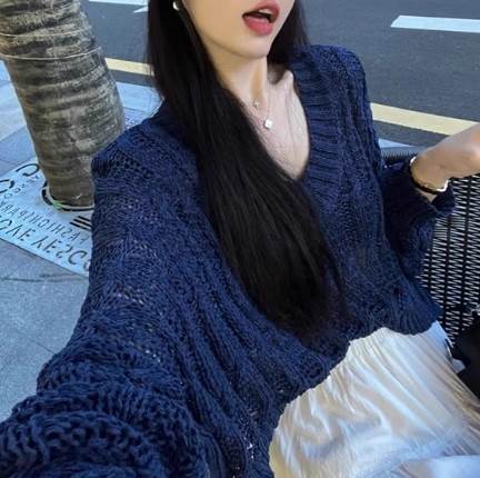 シンプルながらも萌え袖やミディアム丈などのデザイン要素が、大人可愛い雰囲気を演出してくれます。Vネックが顔周りを華やかに見せ、女性らしい印象を与えてくれること間違いなしです。色展開 ブルーサイズ S M L XLサイズ(cm)S /着丈 60 /バスト 84 /肩幅 38 /袖丈 51M /着丈 61 /バスト 88 /肩幅 39 /袖丈 52L /着丈 62 /バスト 92 /肩幅 40 /袖丈 53XL /着丈 63 /バスト 96 /肩幅 41 /袖丈 54《商品について》※当ショップは海外からのノーブランド商品になります。海外製品のため日本商品に比べ品質が劣る場合がございます。糸のほつれ、多少の汚れやシミ、ファスナーが固い、デザインの若干の違いなどは不良品には該当しませんのでご了承ください。お手持ちの携帯やPCの画面設定の影響により、実物と色味が異なって見える場合がございます。※当ショップはお客様より注文を確認した上でメーカーに発注しておりますので返品、交換は出来かねます。ご了承下さいませ。《発送について》お取り寄せ商品のため、ご入金確認後、お届けまでに「10-24日程度」のお時間がかかります。通常よりもお時間がかかってしまう場合もございます。欠品や商品の不具合などにより、商品をお届けすることができず、ご注文をキャンセルさせていただく場合もございますのでご了承ください。※当ショップの商品はお取り寄せ商品につき、入金確認後メーカーへ発注させて頂きます。※メーカーにて在庫切れの場合は、速やかに返金させて頂きます。《返品についての特約に関する事項》ご注文確定後、発注後のキャンセルやサイズなどの内容変更は承っておりません。注文時によくご確認ください商品に欠陥がある場合を除き、基本的には返品や交換には応じません。最後までご覧くださり、ありがとうございました。gra-2489