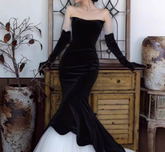 レディース スカート ワンピース ドレス ティアード マキシ 長袖 ラメ感 オフショルダー アシンメトリー タイト マーメイド フェミニン ウエストマーク ハイウエスト コンサバ サテン きれいめ 上品 おしゃれ かっこいい レトロ こなれ感 ガーリー 個性的 クール