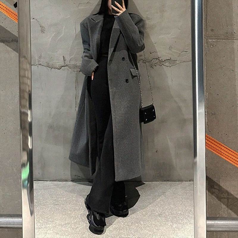 モノトーンカラーで大人っぽく決まるダブルブレストのテーラードコートです。ゆったりとしたシルエットで、自然に体型カバーしながらかっこよくシックな印象に。厚手の素材で防寒対策にも優れています。合わせる服の色柄を選ばず、通勤・通学〜デイリーユース...